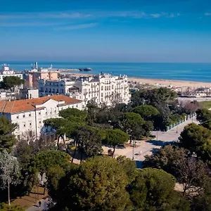 https://residenza-parco-fellini.emilia-romagnahotels.net
